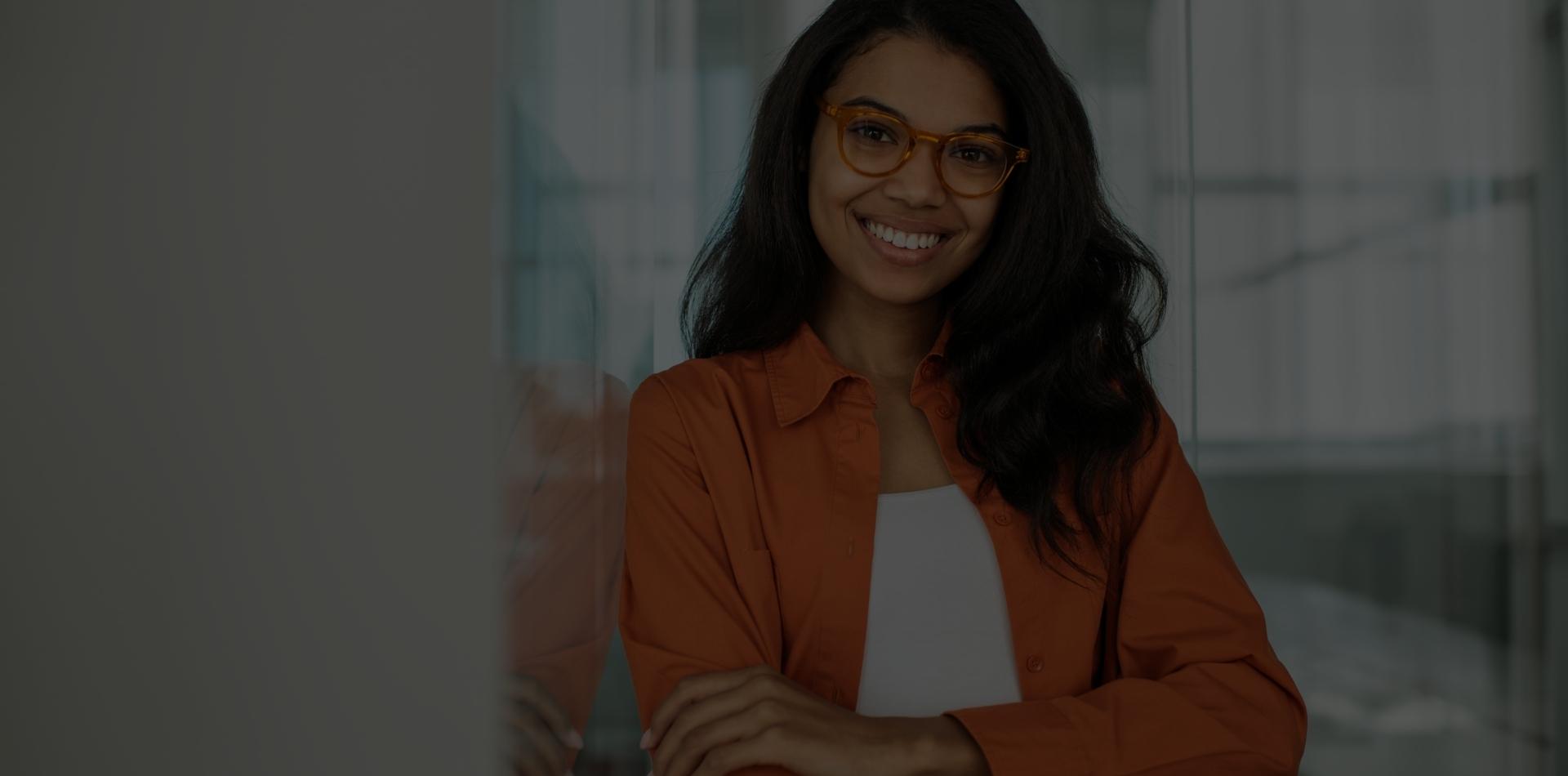 Profissional sorrindo em ambiente de trabalho