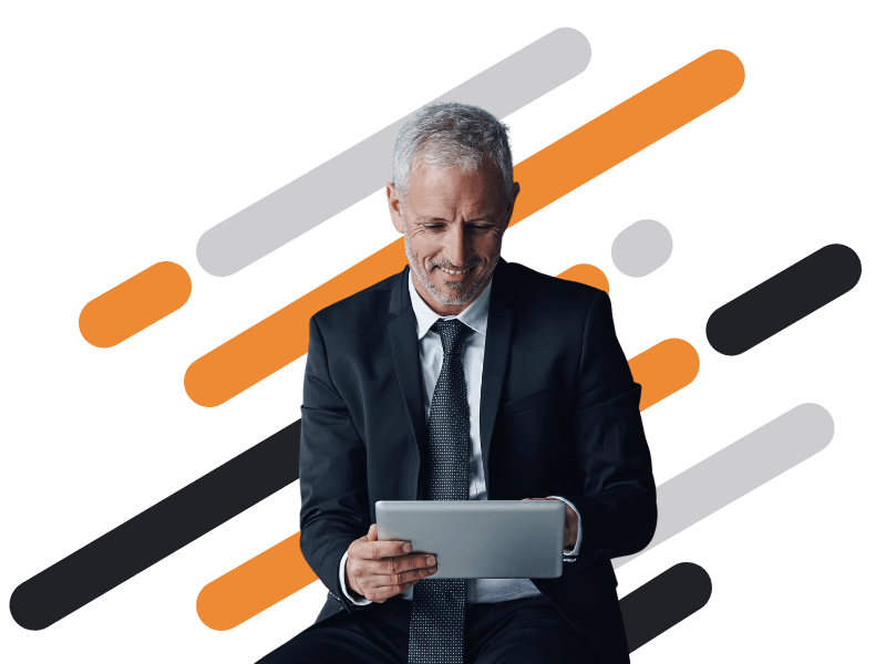 Homem de negócios maduro e sorridente vestido em traje formal trabalhando atentamente em um tablet, com um design gráfico abstrato em tons de laranja e cinza ao fundo, destacando um ambiente corporativo dinâmico e conectado.