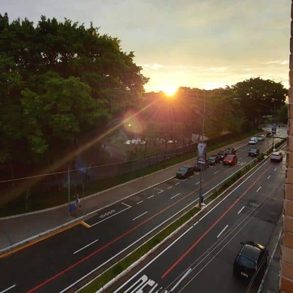 Vista da janela do Trampô Space para a avenida, ao entardecer.